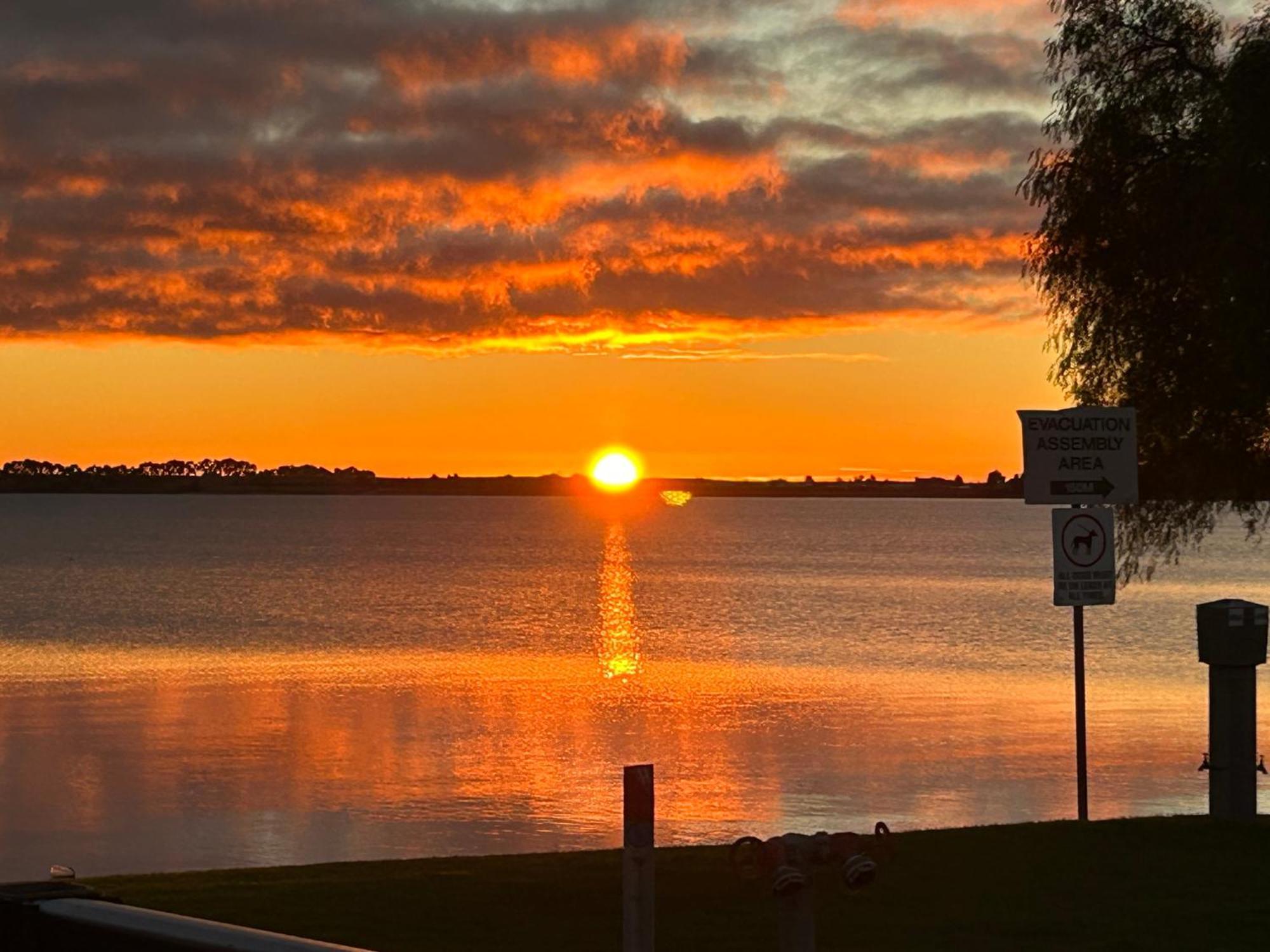 Lake Boga Caravan Park Eksteriør billede